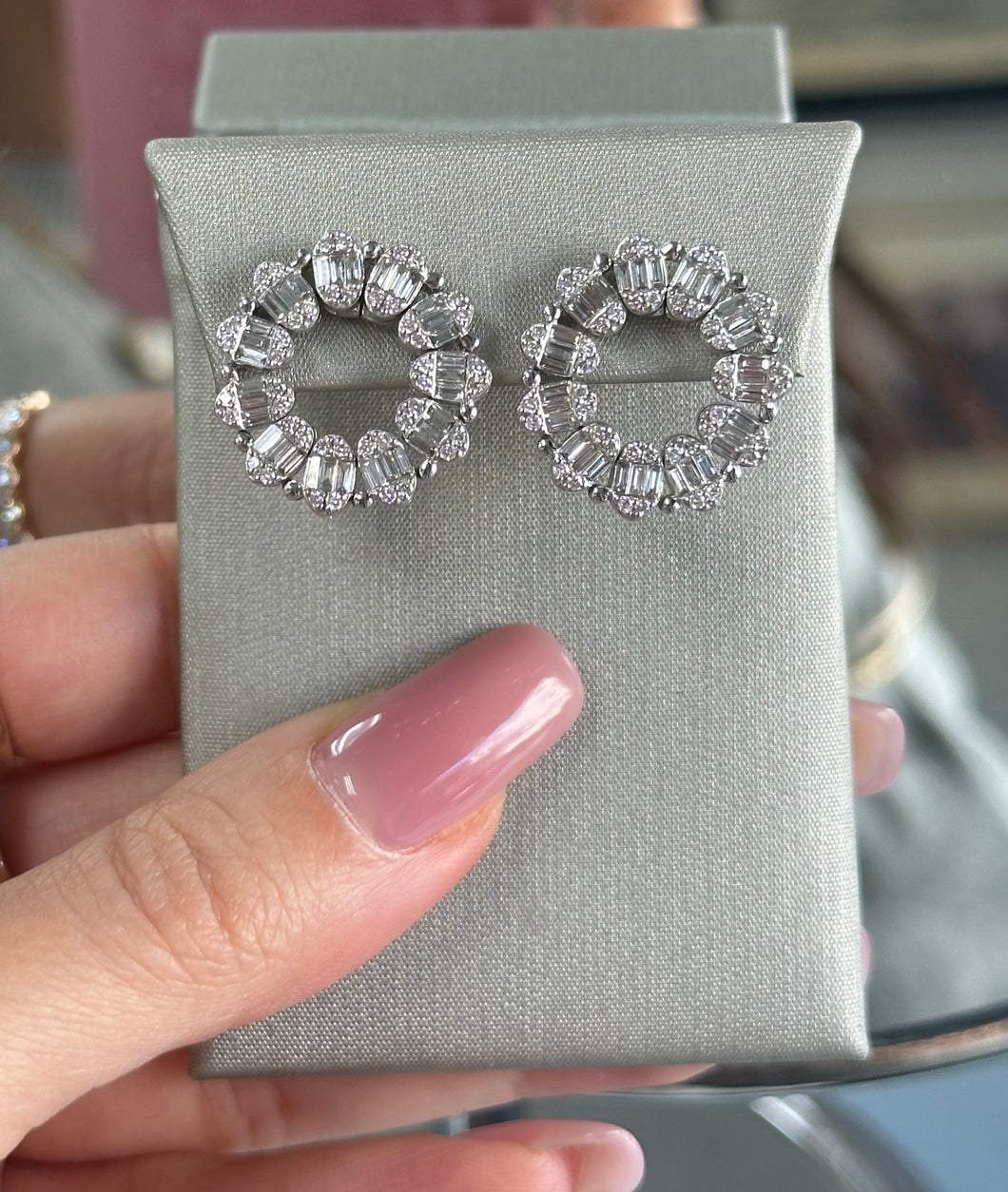 18kt White Gold Magnet Illusion Earrings